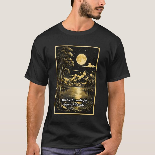 Där månljus möter tystnad Stillnattslandskap T Shirt (Framsida)
