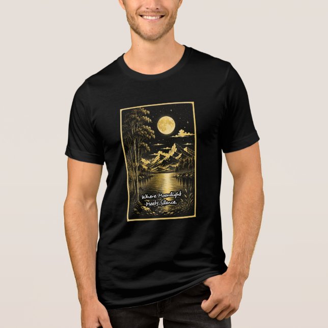 Där månljus möter tystnad Stillnattslandskap T Shirt (Framsida)