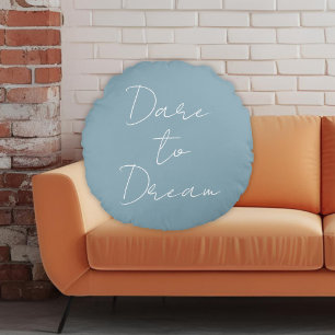 Dare till Dream Inspirational Quote Dusty Blue Nam Rund Kudde