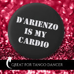 D'Arienzo är min kardio Tanguero Argentine Tango Knapp<br><div class="desc">Med den här fantastisk-knappen får alla veta att du lever argentinsk tango. Det gör också perfektens födelsedag,  jul,  Alla hjärtans dag eller Fars dag-gåva till Tango Addict. Du kan köpa bulkvaror åt dina tango-vänner.</div>