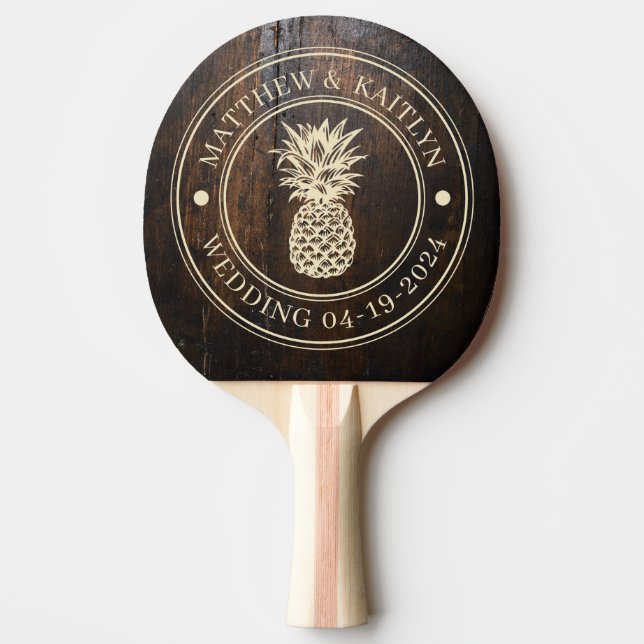 Dark Chopping Block Pineapple Wedding Crest & Name Pingisracket (Framsidan)