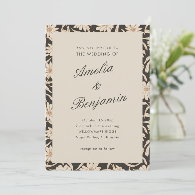 Dark Floral Botanical Black Ivory Wedding Inbjudningar (Stående Fram)