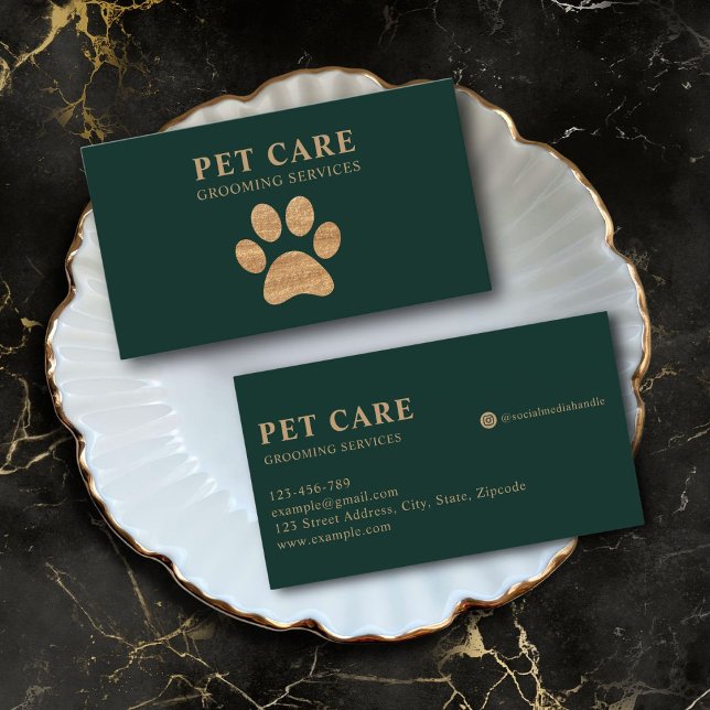 Dark Green Modern Luxury Golden Paw Pet Grooming Visitkort (deep green premium modern luxury professional pet grooming service business card with gold font)