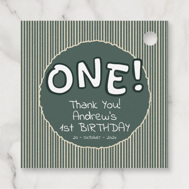 Dark Green Stripes 1st Birthday Gåvor Etiketter (Baksida)