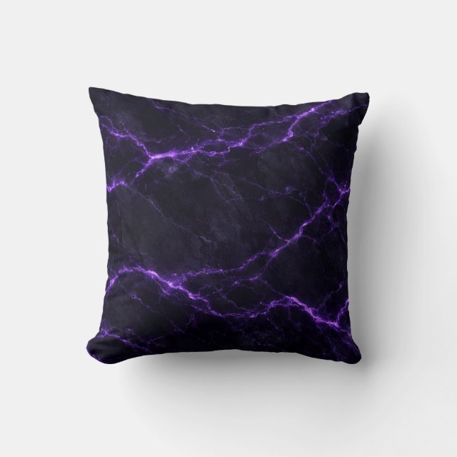 Dark Marble Throw Pillow with Violet Veins Kudde (Framsida)