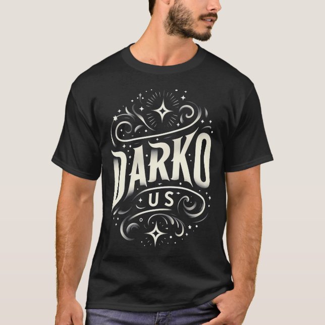 Darko Us har en vacker och tilltalande design T Shirt (Framsida)