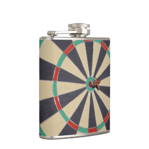 Dart in a Dartboard Bullseye Fickplunta
