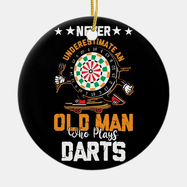 Dart Player underskattar aldrig en gammal man som  Julgransprydnad Keramik (Framsidan)