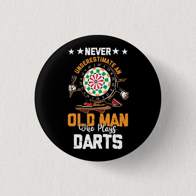 Dart Player underskattar aldrig en gammal man som  Knapp (Framsida)