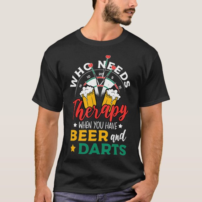 Dart Throwing som behöver behandling när du har T Shirt (Framsida)
