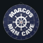 Dartboard för grotta för man för beställnings- darttavla<br><div class="desc">Dartboard för grotta för man för beställnings- noveltydesign nautisk. Den roliga maritima temapilen stiger ombord design med personlignamn, och den gammala frakten rullar logotypen. Den kalla väggdekorleken för verklig manar mangrottan, kabinen, fiskrestaurangen, puben, puben, dormrum, sovrummet, kök, middagen, cafen, kontor, shoppar, lagrar, fartyget, frakten, däck, graden, bröllopsfesten, affären, företaget Etc....</div>