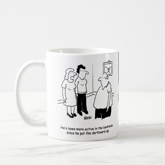 Dartboard i Bedroom. Lustig Tecknad Kaffemugg (Vänster)