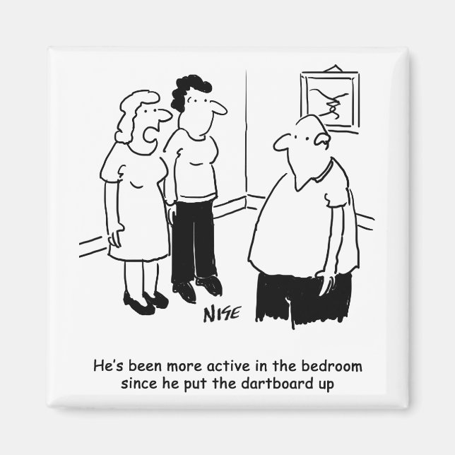 Dartboard i Bedroom. Lustig Tecknad Magnet (Framsidan)