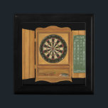 Dartboard med Cricket Scoring Smyckeskrin<br><div class="desc">En häpnadsväckande verklighetstrogen målning av en rityta av Jennifer Goldberger. Det ser ut som ett roande kricketspel pågår. Köp din utskrift idag!</div>