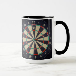 Dartboard med dyster i Bullseye, Mugg