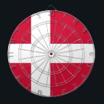 Dartboard med Flagga av Danmark Piltavla<br><div class="desc">Lägg till ett litet danskt pride i ditt spelrum med vår exklusiv ritbord med Danmarks flagga! Den här ritytan är mycket detaljerad och är mer än bara en funktionell fråga. Den är en firande av Danmarks kulturarv och kulturella pride. Den sjudande designen visningar på ett framträdande sätt den ikoniska danska...</div>