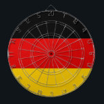 Dartboard med Flagga av Tyskland Piltavla<br><div class="desc">Lägg till ett tyskt pride i ditt spelrum med vår exklusiv ritbord med flagga Tyskland! Den här ritytan är uppgjord med stor noggrannhet, och är mer än bara en funktionell fråga. Den är en firande av Tysklanda rikens kulturarv och kulturella identitet. Den sjudande designen visningar den ikoniska tyska flagga och...</div>