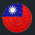 Dartboard med Flagga från Taiwan Darttavla<br><div class="desc">Lägg till ett dynamiskt lugn i ditt spelrum med vår exklusiv ritbord med flagga Taiwan! Den här ritytan är uppgjord med stor noggrannhet och är inte bara en funktionell fråga, utan en firande i Taiwans kulturarv och kulturella pride. Den sjudande designen visningar den ikoniska taiwanesiska flagga och skapar den här...</div>