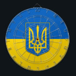 Dartboard med Flagga från Ukraina Darttavla<br><div class="desc">Lägg till ett dynamiskt tryck på det ukrainska pridet i ditt spelrum med vår exklusiv-rityta som innehåller Ukrainas flagga! Den här ritytan är uppgjord med stor uppmärksamhet på detaljer och är mer än bara ett speltillbehör. Den är ett firande av det ukrainska arvet och det ukrainska kulturella pridet. Den djärva...</div>