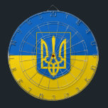 Dartboard med Flagga från Ukraina Darttavla<br><div class="desc">Lägg till ett dynamiskt tryck på det ukrainska pridet i ditt spelrum med vår exklusiv-rityta som innehåller Ukrainas flagga! Den här ritytan är uppgjord med stor uppmärksamhet på detaljer och är mer än bara ett speltillbehör. Den är ett firande av det ukrainska arvet och det ukrainska kulturella pridet. Den djärva...</div>