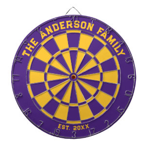 Dartboard med mörka Gulter för lila och familj Darttavla