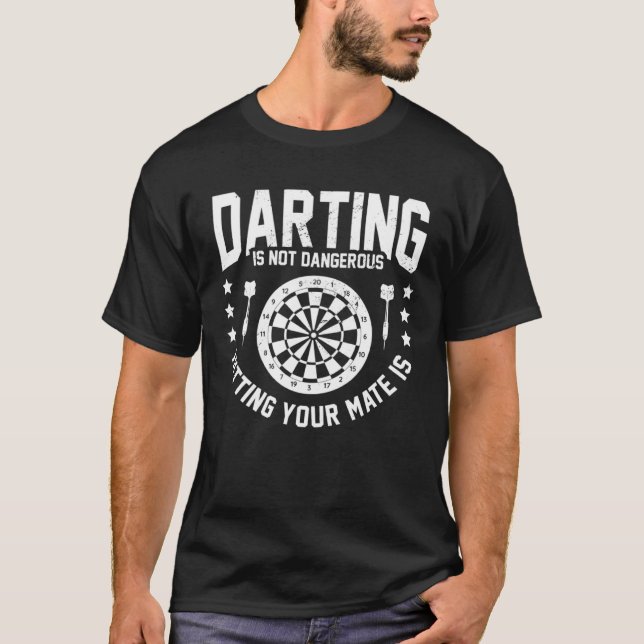 Darting Is Not Dangerous Hitting Your Mate Is Dart T Shirt (Framsida)