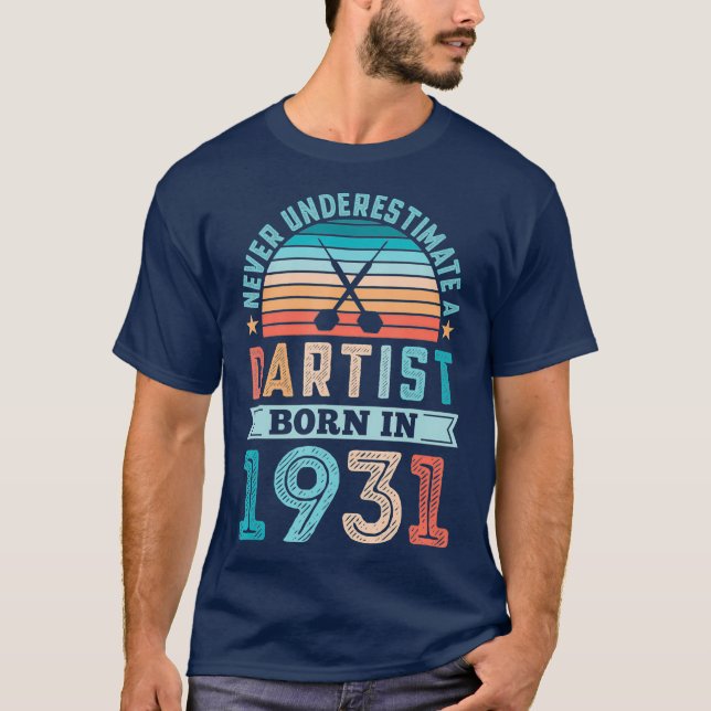 Dartist born 1931 Darts 90:e Birthday Retro Gift T Shirt (Framsida)