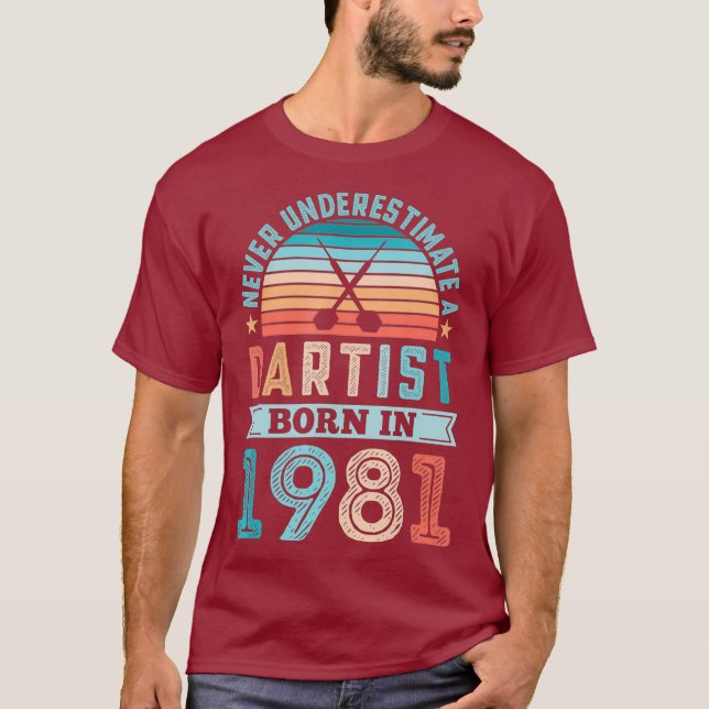 Dartist born 1981 Darts 40 Birthday Retro Gift T Shirt (Framsida)