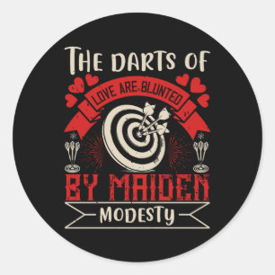 Darts-mörtarna från Kärlek blunda av Maiden Modest Runt Klistermärke