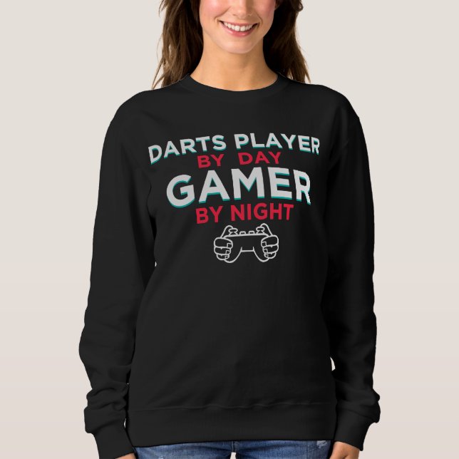 Darts Player By Day Gamer By Night  Dart Board Hum T Shirt (Framsida)
