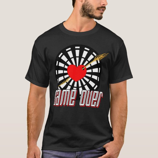 Dartscheibe mit Pfeil im Herz Game over T Shirt (Framsida)