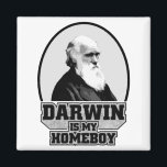 Darwin är min hempojke magnet<br><div class="desc">Darwin är min hempojke. Det är min hemgosskjorta. Perfekt för biologer,  vetenskapsmän,  studenter,  ateister,  Darwinister,  gäster,  nerder eller för någon som bara vill förstöra några fjädrar i den kristna högerna. Gör en perfekt till tänkaren i ditt liv!</div>