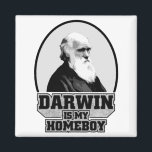 Darwin är min hempojke magnet<br><div class="desc">Darwin är min hempojke. Det är min hemgosskjorta. Perfekt för biologer,  vetenskapsmän,  studenter,  ateister,  Darwinister,  gäster,  nerder eller för någon som bara vill förstöra några fjädrar i den kristna högerna. Gör en perfekt till tänkaren i ditt liv!</div>