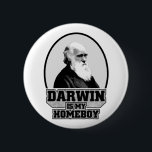 Darwin är min Homeboy Knapp<br><div class="desc">Darwin är min homeboy.  Parodi av Jesus är min Homeboyskjorta.  Perfekt för biologer,  forskare,  studenter,  ateister,  Darwinists,  geeks,  nerds eller för någon som önskar precis att rufsa några fjädrar av den kristna höger.  Gör en perfekt gåva för tänkaren i ditt liv!</div>