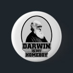 Darwin är min Homeboy Knapp<br><div class="desc">Darwin är min homeboy.  Parodi av Jesus är min Homeboyskjorta.  Perfekt för biologer,  forskare,  studenter,  ateister,  Darwinists,  geeks,  nerds eller för någon som önskar precis att rufsa några fjädrar av den kristna höger.  Gör en perfekt gåva för tänkaren i ditt liv!</div>