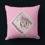 „Das Mädchen im Zaubermantel“ Kudde<br><div class="desc">Ein kleines Wesen mit leuchtenden Augen, gehüllt in einen sanften Zaubermantel – ein Symbol für Unschuld, Träume und leise Magie.</div>