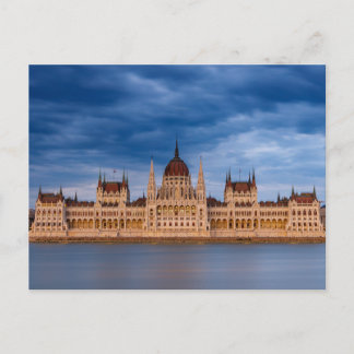 Das Parlamentsgebäude in Budapest an der Donau Pos Vykort