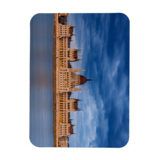 Das ungarische Parlament in Budapest an der Donau Magnet