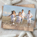 Dasch genom Sand Beach Coastal Photo Julkort<br><div class="desc">Snedgång genom handskriftsskriptet, softingkort för Nautical Beach Sand Dollar-Helgdag. Fler alternativ för designredigering finns på produktsidan anpassningsbar. Bakgrunden till färg kan ändras. Lägg till egna foton och text. Enkel att anpassa sig själv. Designad av tjock*fa*tin. Enkel att anpassa med egen text, bild eller bild. Kontakta tjock*fa*tin direkt om du vill...</div>