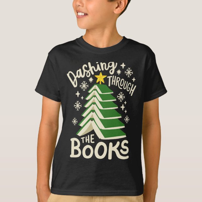 Dashing Through The Books Christmas Book Lovers Me T Shirt (Framsida)