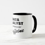 Data Analyst powered by caffeine funny coffee Mugg<br><div class="desc">Dataanalytiker som drivs av koffeinkaffe Mug. Cute-presentidén för kaffe-älskare och koffeinmissbrukare. Kaffe humor för medarbetare,  vän,  kollega,  chef etc.</div>