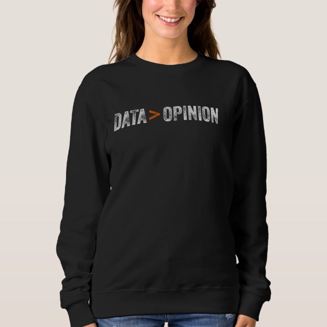 Data är större än åsikt Data Scientist T Shirt (Framsida)