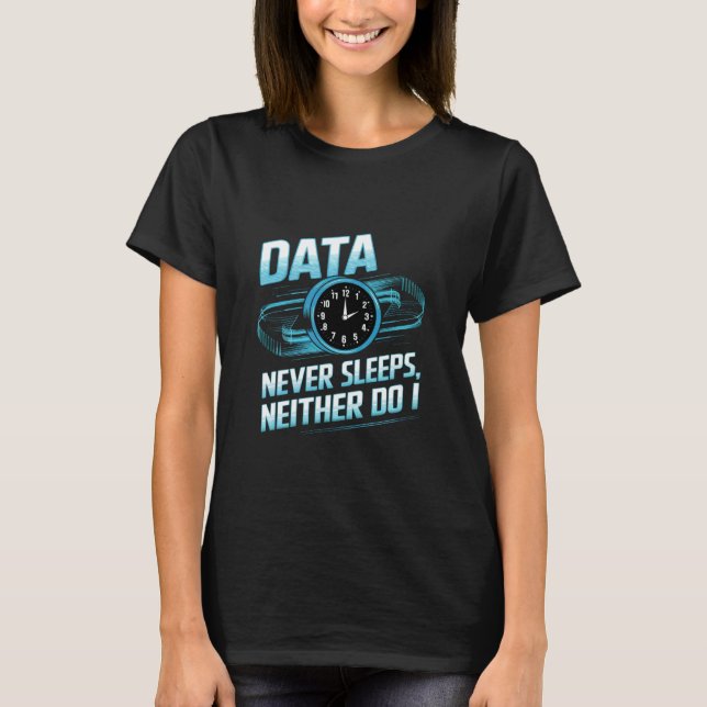 Data Never Sleeps Data Engineer Data Analyst Engin T Shirt (Framsida)