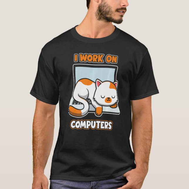 Datatekniker arbetar med datorer t shirt (Framsida)