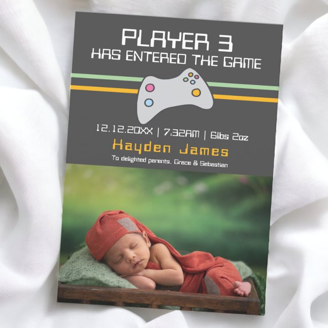 Datorspelaren har gått in i Nyfödd bebis Inbjudningar (Computer Video Game Player Has Entered New Baby Invitation from Ricaso. 

Gamer themed announcements)