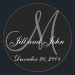 Datum, första Namn och första monogramsymbol Runt Klistermärke<br><div class="desc">Anpassadets kuvertförslutningsdatum, första Namn och första monokulärstämpel. Utformning av Elke Clarke ©2008. Underbar som kuvertförsegling för dina bröllopsinbjudningar eller som märkning för dina bröllopsfavoriter eller bröllop söta bröstpåsar eller kakburkar för bröllop. Anpassa med din brud och brudgumm namn, inledande mongram och bröllop-datum. Välj sedan färg och olika former och storlekar....</div>