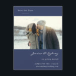 Datumet sparas i det moderna, moderna, blå foto vykort<br><div class="desc">Meddela din speciella dag med den här Eleganten Foto Spara vykortet för datum, med en ren, modern design med en marin blå bakgrund och plats för ditt favoritfoto. Anpassa den med namn, bröllop-datum, plats och webbplats för att behålla dina gäster informerade och upphetsade. Perfekt för par som är tidlös och...</div>