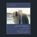 Datumet sparas i det moderna, moderna, blå foto vykort<br><div class="desc">Meddela din speciella dag med den här Eleganten Foto Spara vykortet för datum, med en ren, modern design med en marin blå bakgrund och plats för ditt favoritfoto. Anpassa den med namn, bröllop-datum, plats och webbplats för att behålla dina gäster informerade och upphetsade. Perfekt för par som är tidlös och...</div>