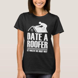 Datumroofer kommer åt Högerna Roofing Tak T Shirt
