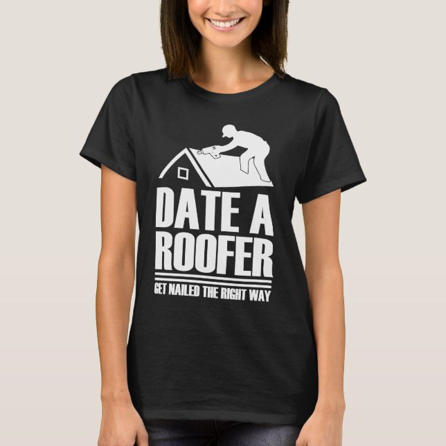 Datumroofer kommer åt Högerna Roofing Tak T Shirt (Framsida)